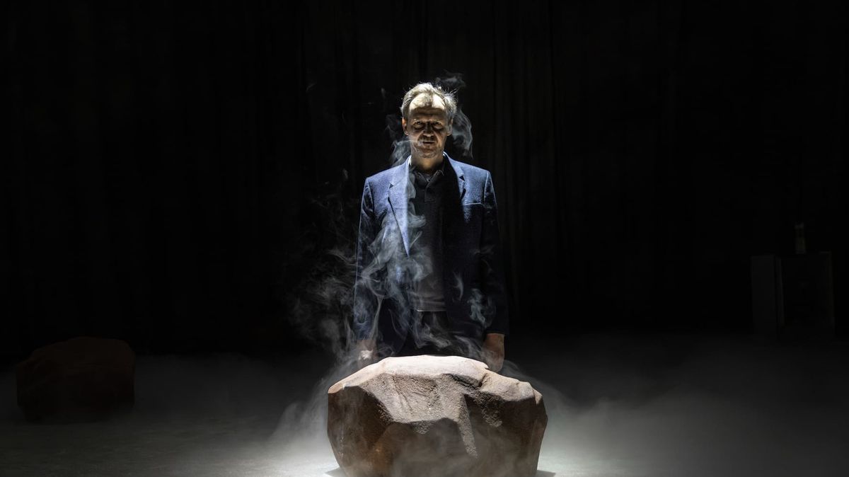 O nevyhnutelné destrukci západní civilizace. V Komedii hrají Houellebecqa